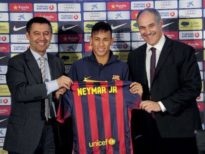 Neymar Jr. recebe camiseta de dirigentes do Bar&ccedil;a em sua apresenta&ccedil;&atilde;o, em junho de 2013.
