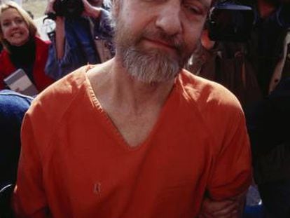 Policiais conduzem Theodore Kaczynski, o Unabomber, ao tribunal em 1996.