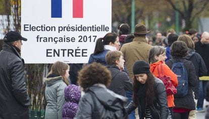 Franceses fazem fila para votar em Montreal, no Canad&aacute;.