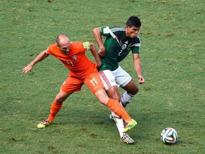 Robben rouba a bola de Javier Rodríguez.