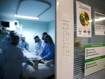 Equipe médica socorre um paciente com covid-19 internado em estado grave na UTI do hospital Nossa Senhora da Conceição, em Porto Alegre, em 19 de novembro.