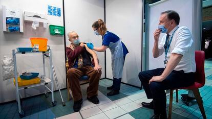 O diretor do Serviço Nacional de Saúde do Reino Unido, Simon Stevens, observa um paciente receber a vacina da Pfizer, nesta terça-feira, no Hospital Guy, em Londres.