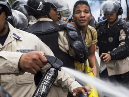 La Polic&iacute;a dispersa a un grupo de manifestantes, este jueves en Caracas