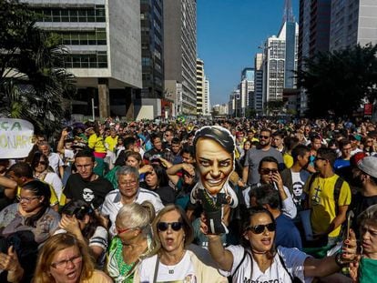 Apoiadores de Bolsonaro exibem inflável do candidato na avenida Paulista.