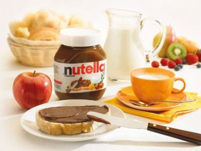 Pote de Nutella ao lado de outros produtos para o café da manhã