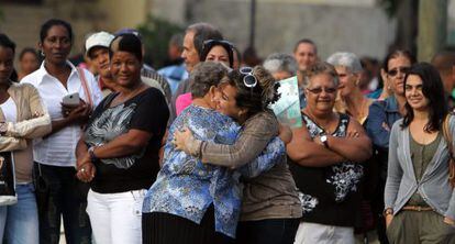 Cubanas celebram o visto para os EUA.