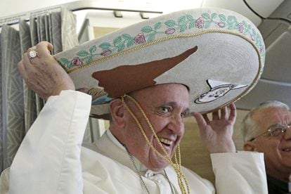No avião, o papa Francisco brinca com o chapéu mexicano que ganhou de uma jornalista.