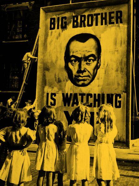 Cartaz promocional do filme ‘1984’ com a mensagem “O Grande Irmão está te vigiando” (1956)