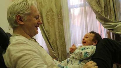 Julian Assange com seu filho Gabriel, em imagem do programa ‘60 Minutes Australia'.