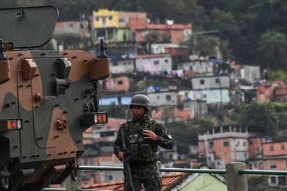 Um soldado em frente à favela Morro do Macaco durante a operação deste sábado no Rio de Janeiro.