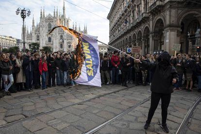 Protestos contra o ministro do Interior italiano em 16 de novembro em Milão, no chamado 'No Salvini Day'.