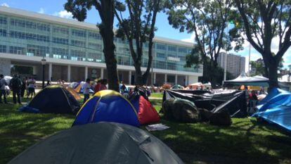 Parte do acampamento dos professores, na frente do Pal&aacute;cio do Governo.