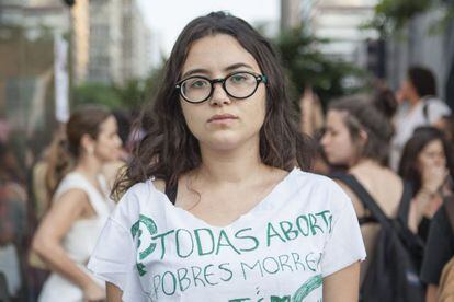 Ana Carolina Amaral, 16 anos, é estudante. Ela não concorda com a criminalização do aborto no Brasil. Na camiseta, ela diz que a proibição do aborto pune as mulheres mais pobres do Brasil.