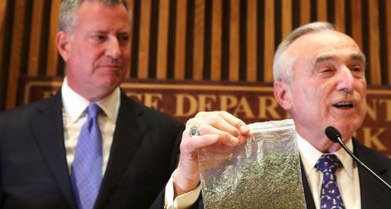 Ao lado de De Blasio, Bratton exibe saco demonstrativo com orégano.