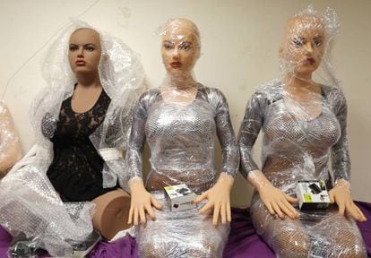 Robôs sexuais de silicone em uma loja de Estrasburgo (França).