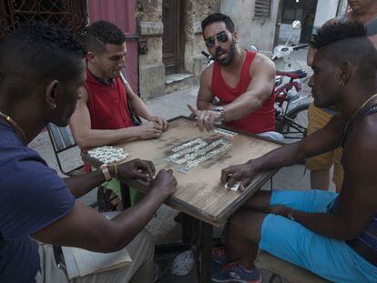 Cubanos jogam dominó em uma rua do centro de Havana, nesta semana.