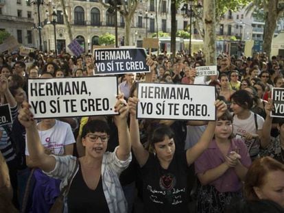Protesto em Sevilha (Espanha) contra o grupo de abusadores La Manada.