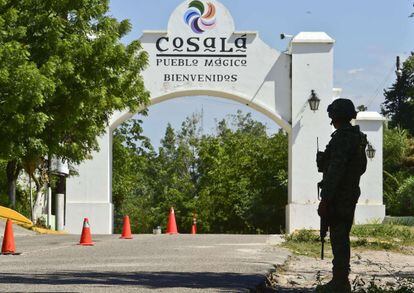 Soldado vigia prisão nos arredores de Cosalá, Sinaloa.