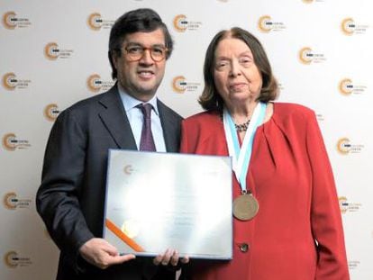 O diretor do BID, Luis Alberto Moreno, com a escritora brasileira Nélida Piñon.
