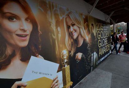 Tina Fey e Amy Poehler garantem humor ácido à premiação.