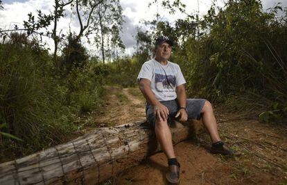 Antônio Quintão, ex-morador de Bento Rodrigues, visita o terreno de Lavoura onde será construído o novo vilarejo.