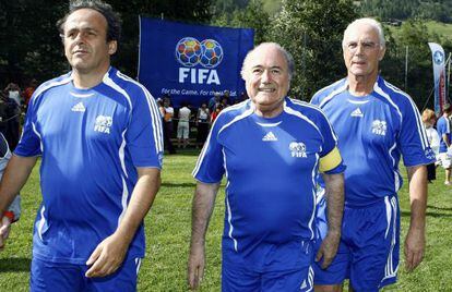 Platini, Blatter e Beckenbauer, num jogo-exibição na Suíça, em 2007.