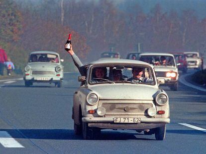 Comemoração da queda do Muro de Berlim em uma estrada da Baviera (Alemanha Ocidental), em 1989.
