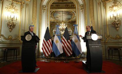 Rex Tillerson (esq.) e Jorge Faurie em coletiva de imprensa em Buenos Aires.