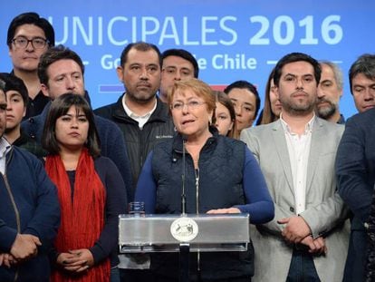 A presidenta do Chile, Michelle Bachelet (c), ao final da eleição municipal.