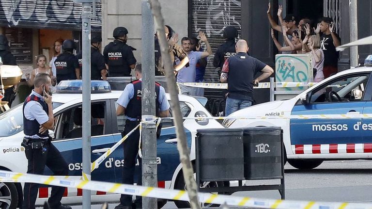 Operação policial no local do atentado de quinta-feira em Barcelona.