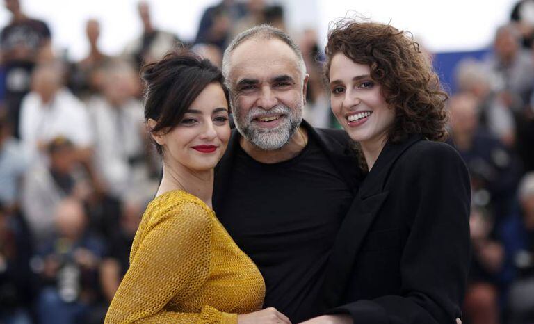 Karim Ainouz entre Julia Stockler e Carol Duarte, que atuam em 'A Vida Invisível de Eurídice Gusmão'.