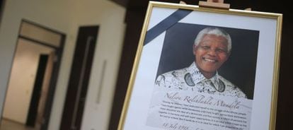Um retrato de Mandela com um cresp?ou, na embaixada sul-africana em Berl?n.