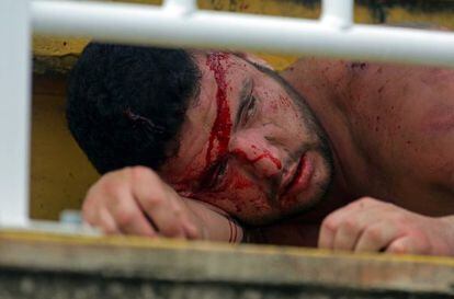 Um ferido em briga entre torcidas de futebol. / AFP PHOTO/HEULER ANDREY