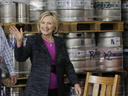 Hillary Clinton acena para eleitores numa cervejaria de New Hampshire.