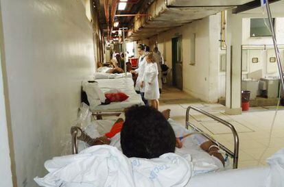 Pacientes flagrados deitados em macas de hospital do Cear&aacute;.
