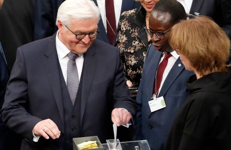 Frank-Walter Steinmeier, novo presidente federal da Alemanha, vota na Assembleia Federal celebrada no domingo em Berlim.