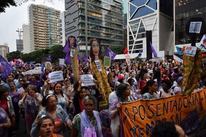 Mulheres se manifestam na avenida Paulista, em São Paulo, nesta quinta-feira.