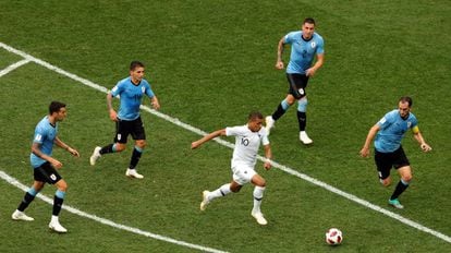 Mbappé entre quatro uruguaios.