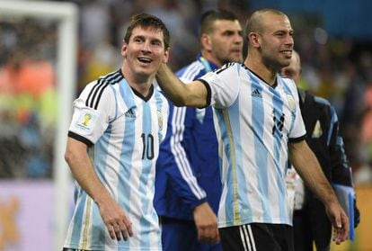 Mascherano e Messi comemoram a classificação para a final.