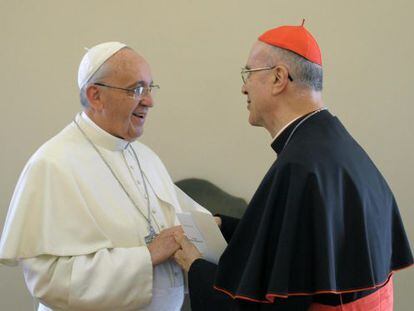 O cardeal Tarcisio Bertone durante despedindo-se do papa Francisco no Vaticano, em 15 de outubro. (Fotogaleria em espanhol)