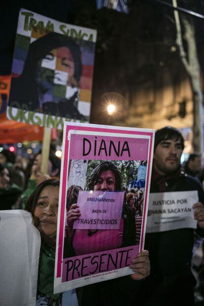 Cinco pessoas transexuais foram mortas no último ano na Argentina. Uma das vítimas foi a ativista Diana Sacayán, relembrada na sexta-feira por dezenas de colegas no centro de Buenos Aires. O crime contra ela, perpetrado no apartamento onde morava, foi o primeiro a ser tipificado como feminicídio na Argentina. Diana foi uma das líderes da luta pelos direitos das pessoas transexuais, que em 2010 comemoraram a adoção da Lei de Identidade de Gênero, que, pela primeira vez, reconheceu sua identidade autopercebida. “Ser travesti é uma identidade que Diana mantinha com orgulho, como muitas outras colegas”, diz Elena, com o rosto de Diana desenhado em um broche preso ao casaco. “Estou aqui para lembrar Diana e lutar para que nossos corpos deixem de ser atingidos pela violência. Temos que nos unir para lutar pela igualdade social”, afirma.