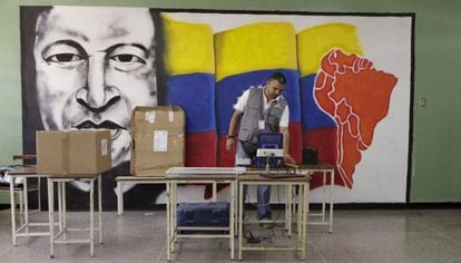 A instalação de máquinas para a votação.