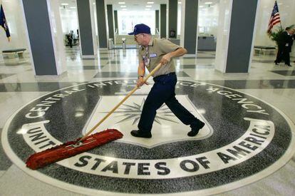 Um funcionário limpa o acesso principal da sede da CIA. / AP