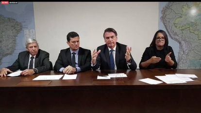 Bolsonaro ao lado de Heleno, Moro e a intérprete de libras. 
