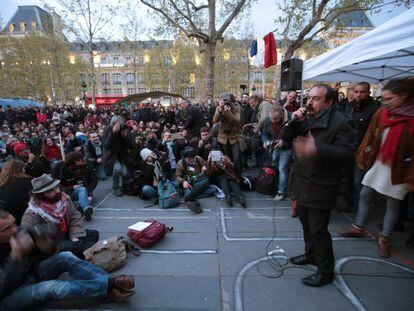 Philippe Martinez, secretário-geral da CGT, fala na assembleia do NuitDebout na quinta-feira em Paris.