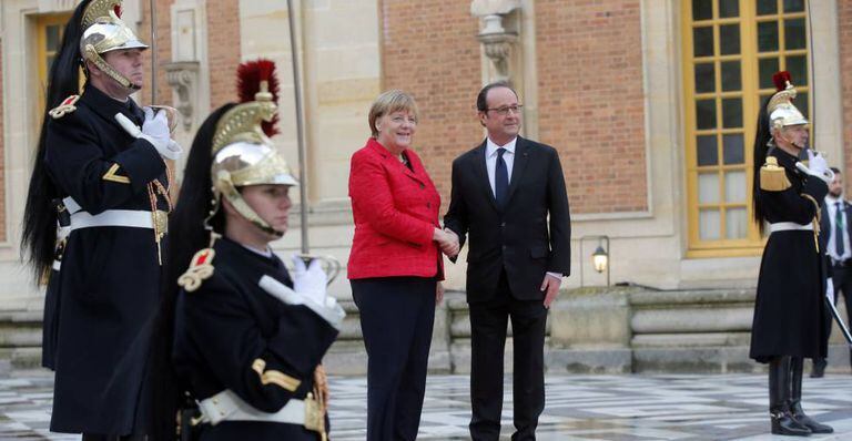 François Hollande recebe Angela Merkel em Versalhes (França).