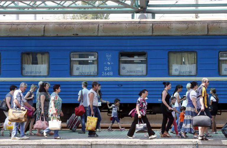 Passageiros fazem fila na estação de Donetsk.