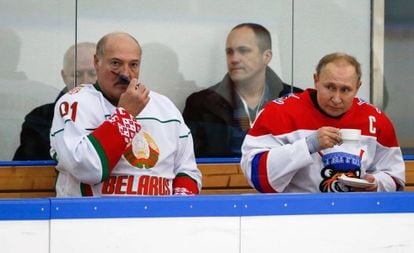 Lukashenko (à esquerda) e Putin no intervalo de um jogo de hóquei no gelo em Sochi, em fevereiro.