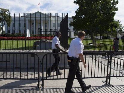 Polícia coloca nova grade após homem pular portão da Casa Branca.