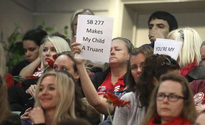 Mães que se opõem à obrigatoriedade da vacinação protestam no Senado de Sacramento, nesta quarta-feira.